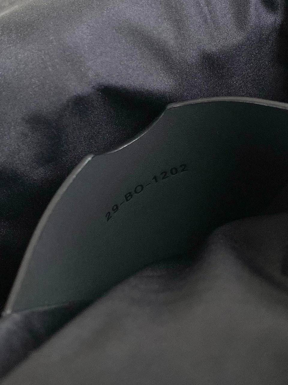 🈶𝗗𝗜𝗢𝗥 𝗕𝗮𝗯𝘆 𝗺𝗶𝗻𝗶双肩包 这么乖巧的超迷你尺寸，谁不迷糊啊！ 简直太太太可爱了，小小一只萌翻 俏皮的少女感非常减龄，又奶又显乖巧 大人小孩一起用啊！出门赚足眼球了！！ 手机是完全能装下的，日常用刚刚好 也很适合出游的时候背，轻便解放双方 可以毫不犹豫的首选，颜值实用并存 24×16×10cm，#6615m