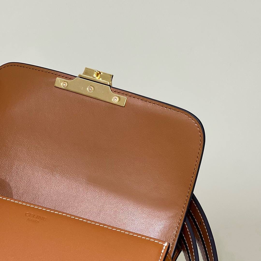 🔥大货实拍图 𝗖𝗘𝗟𝗜𝗡𝗘 ♥ 𝗧𝗘𝗘𝗡 𝗧𝗥𝗜𝗢𝗠𝗣𝗛𝗘 型号：188423 中号尺寸：22.5*16*7cm 小号尺寸：18.5*14*6cm