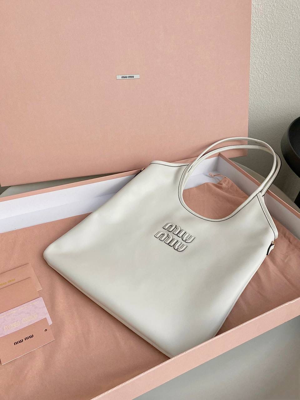 🈶白色 𝗠𝗶𝘂𝗠𝗶𝘂托特 拯救衣柜大爆款来了！ miu家最最最种草的一只大包 轻便 百搭又实用，出gai年度top☝🏻 要抢疯了的节奏，真的超爱 ！！快冲 35×40cm #F0110m