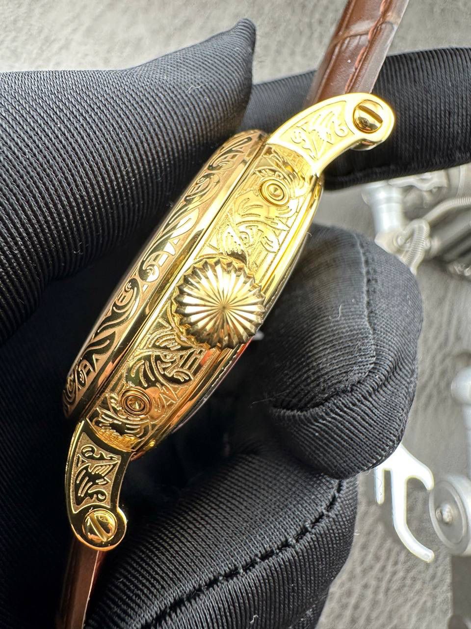 【铁划银钩 苍劲有力】高颜值新品墙裂推荐 精湛的工艺！ 年度最佳典藏之作——百达.翡丽古典超级复杂多功能 万年历功能腕表 团队历时两年多精心设计，不计成本，敢为人先，力求完美，克服重重难关，突破多层技术瓶颈，机芯型号为CH 29-535 升级版，质量稳定！ 【表带】经典意大利小牛皮表带，纹路清晰，质感好。搭配圈市面最顶级的百达翡丽灯笼表扣，通用原装无压力。 优雅的Calatrava雕花表壳极具个性，42毫米的表径适配大众男性手寸，非常商务可亦休闲。