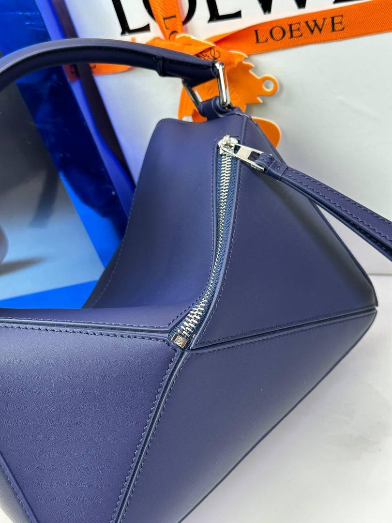 🅰️小号 𝗣𝘂𝘇𝘇𝗹𝗲最新版本❤️ ——（缎面/织带款） ✅经典拼图系列，不规则立体几何设计，最具辨识度的立体廓形和几何美学，顶级进口小牛皮搭配德国沙菲线，独家定制五金，𝗬𝗞𝗞拉链拉头 ✅容量超大，颜值高，四季百搭，新款自带可拆卸𝗟𝗢𝗘𝗪𝗘织带宽肩带‼️ 尺寸：𝟐𝟒-𝟏𝟎.𝟓-𝟏𝟔.𝟓𝐜𝐦 款号：061609织带款深邃蓝