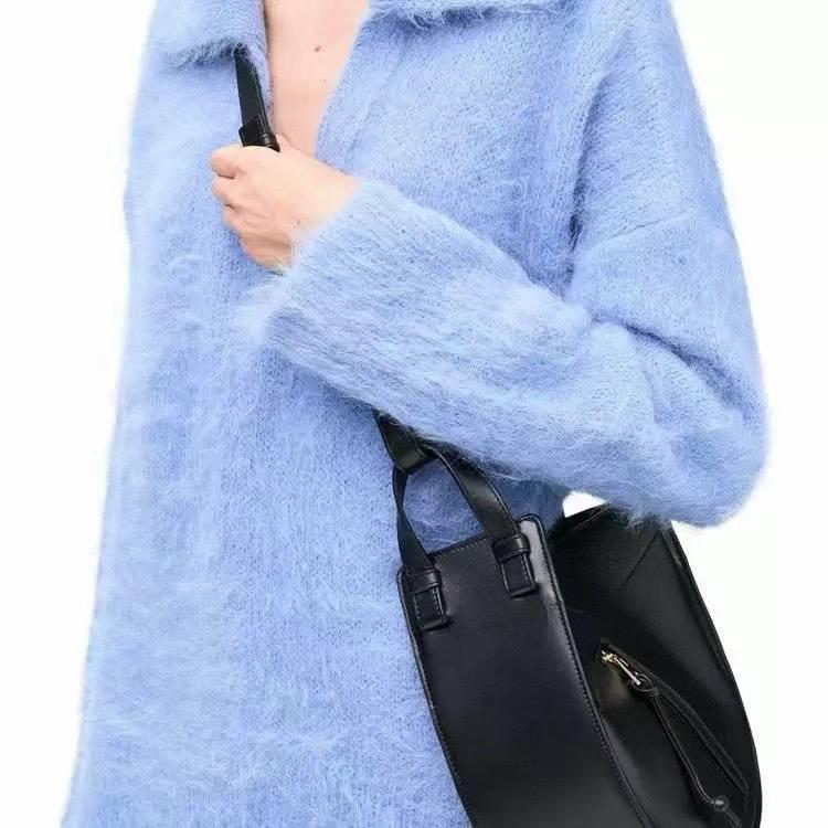 🎈新款吊床𝗛𝗮𝗺𝗺𝗼𝗰𝗸 𝗦𝗹𝗶𝗰𝗲 ——【黑色到货‼️】 尺寸：𝟮𝟭-𝟮𝟱-𝟭𝟬𝗰𝗺 编码：652407 吊床𝗛𝗮𝗺𝗺𝗼𝗰𝗸家族迎来新成员—𝗛𝗮𝗺𝗺𝗼𝗰𝗸 𝗦𝗹𝗶𝗰𝗲，新作采用细腻柔软的亮面小牛皮制作而成，重新以纤巧比例焕新演变成新造型。搭配可拆卸可调节长肩带，灵活实现多功能背法及百变风格。