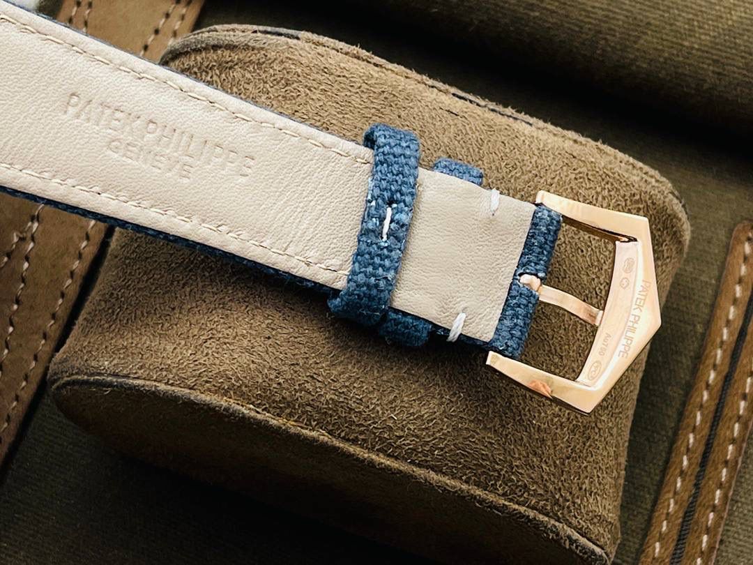 顶级复刻 百达翡丽2021新品——Ref.6007A-001（普朗莱乌特制表大楼纪念款）腕表🔥🔥 ✅表径尺寸：40毫米 ✅表镜配置：蓝宝石水晶玻璃表镜，背面刻有卡拉特拉瓦十字星图案，以及“New manufacture 2019”字样，细节还原到位 ✅表壳设计：316L精钢打造表壳，搭配宽阔的弧形表圈，质感扎实 ✅表盘特色：标志性灰蓝色素面设计，搭配精致的圆形缎面打磨工艺，简约大气 🌟 技术突破 搭载第三代324S定制一体机芯，不仅仿真度极高，走时精准稳定，兼顾颜值与实用性 🌟 表带与表扣 搭配灰蓝色小牛皮表带，辅以白色缝线装饰，搭配百达翡丽（PP）经典针扣设计，与表盘色彩相互呼应🤟🏻