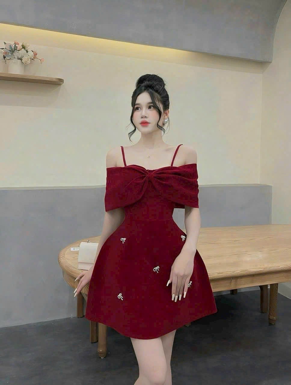 露肩蝴蝶結連身裙