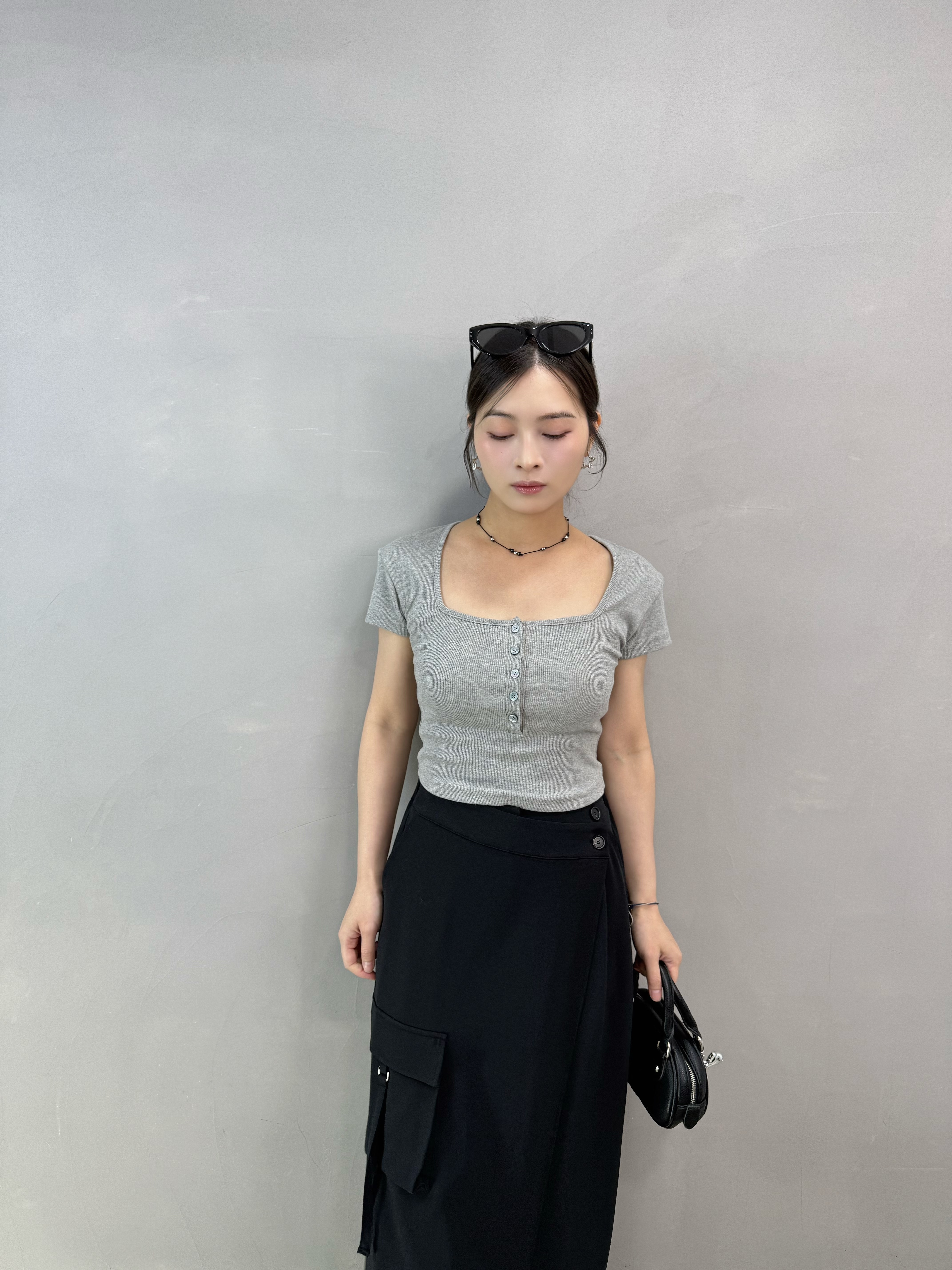 V69 方領暗紋扣鈕Tee