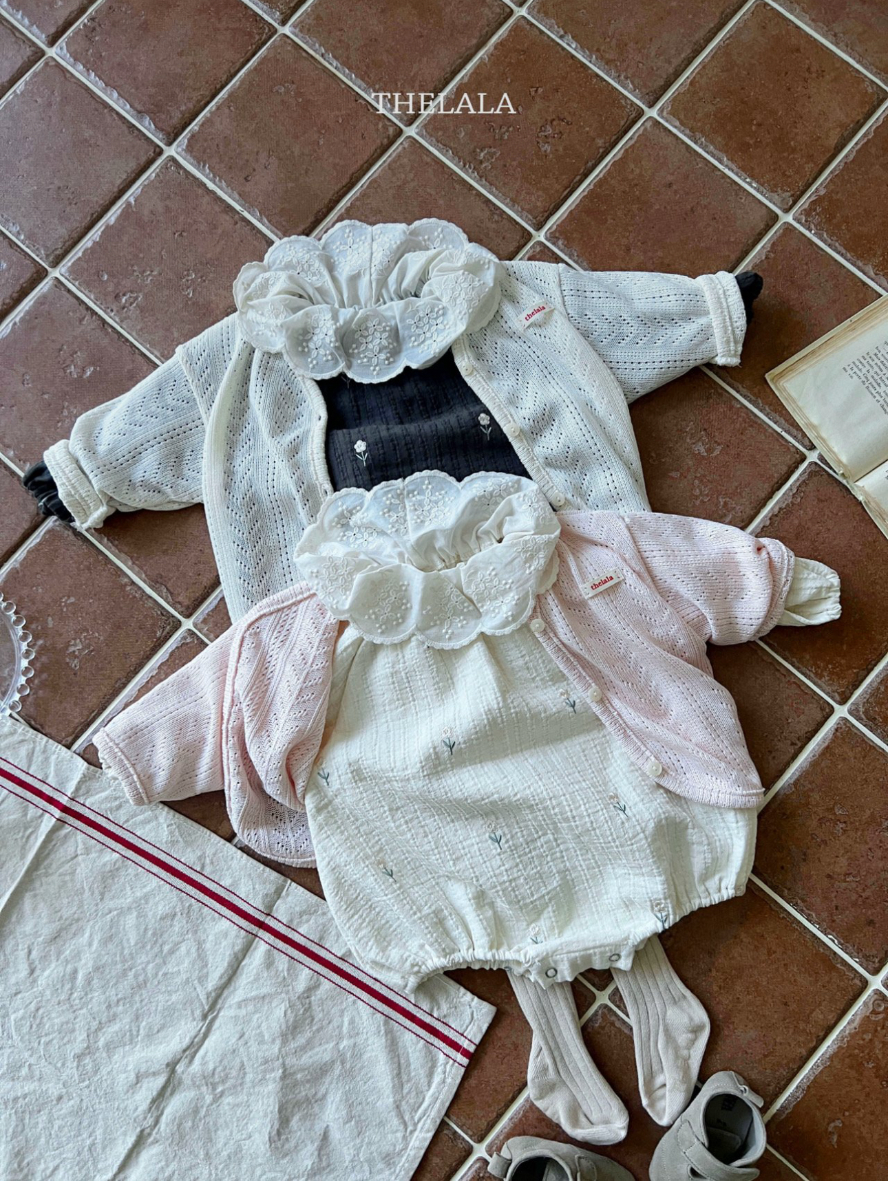 🌸預訂 韓國直送🌸🇰🇷THELALA兩色花卉刺繡蕾絲花瓣翻領長袖包屁衣