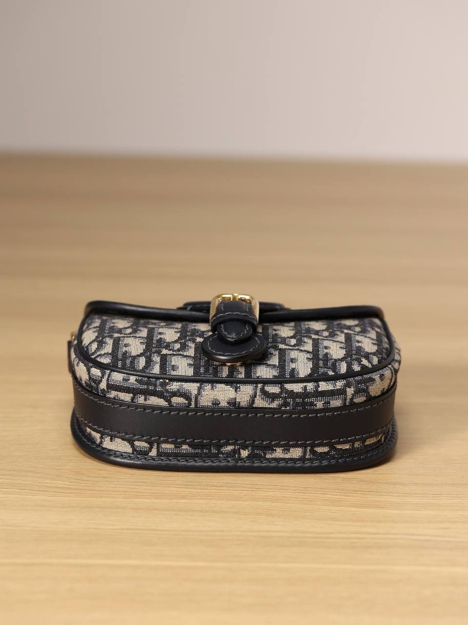 小号 DIOR BOBBY 手袋 蓝色 Oblique 印花🎀 翻盖开合设计 磁性扣环搭配装饰性“CD”扣 背面“30 MONTAIGNE”压花标志 后侧口袋 内部平盖口袋 可调节、可拆卸的滑扣皮革肩带🤟🏻 “Christian Dior”军装风格搭扣 内含防尘袋 尺寸：18 x 14 x 5 厘米