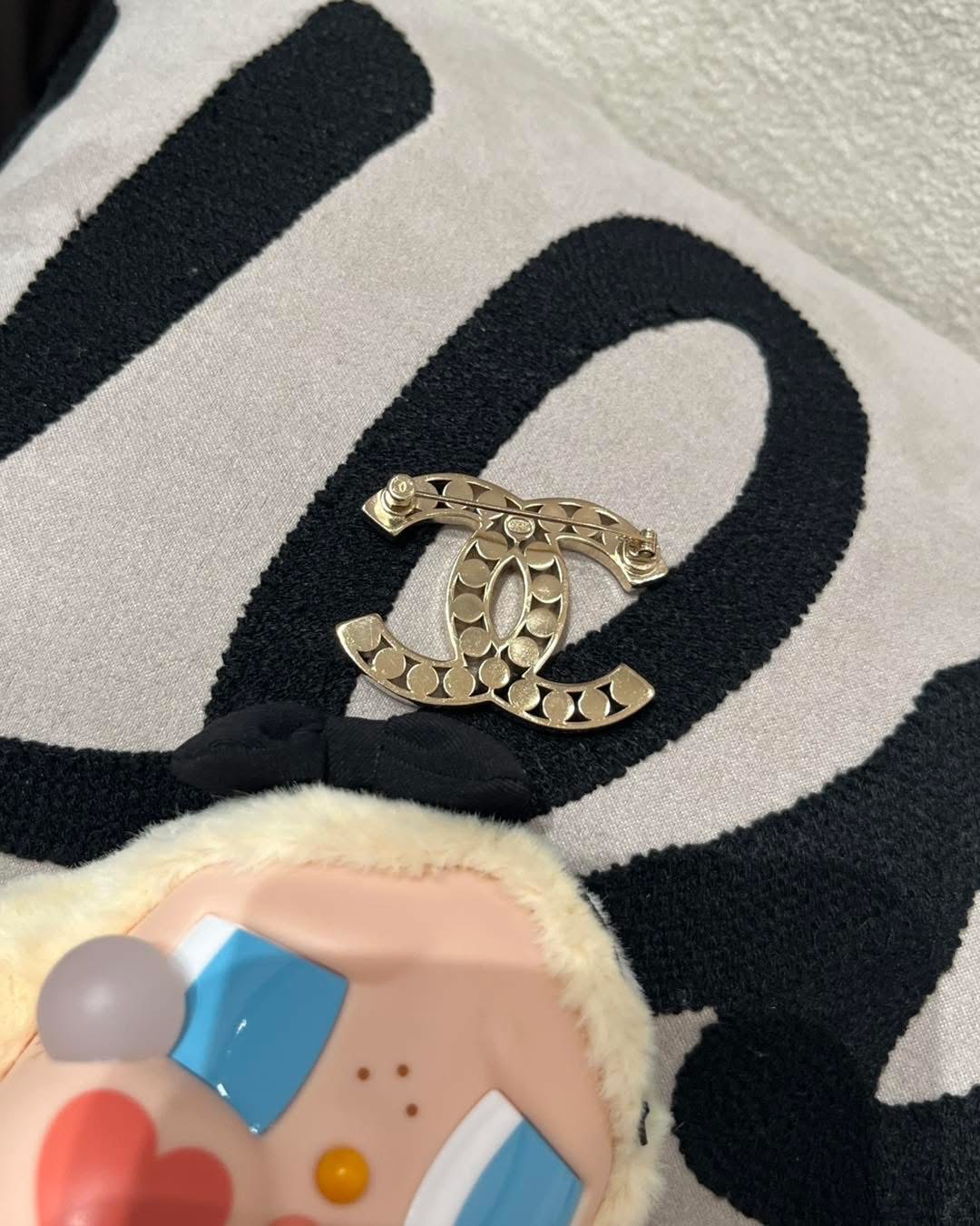 Chanel cc brooch  100%Authentic, 98%new ✅Dust bag✅box