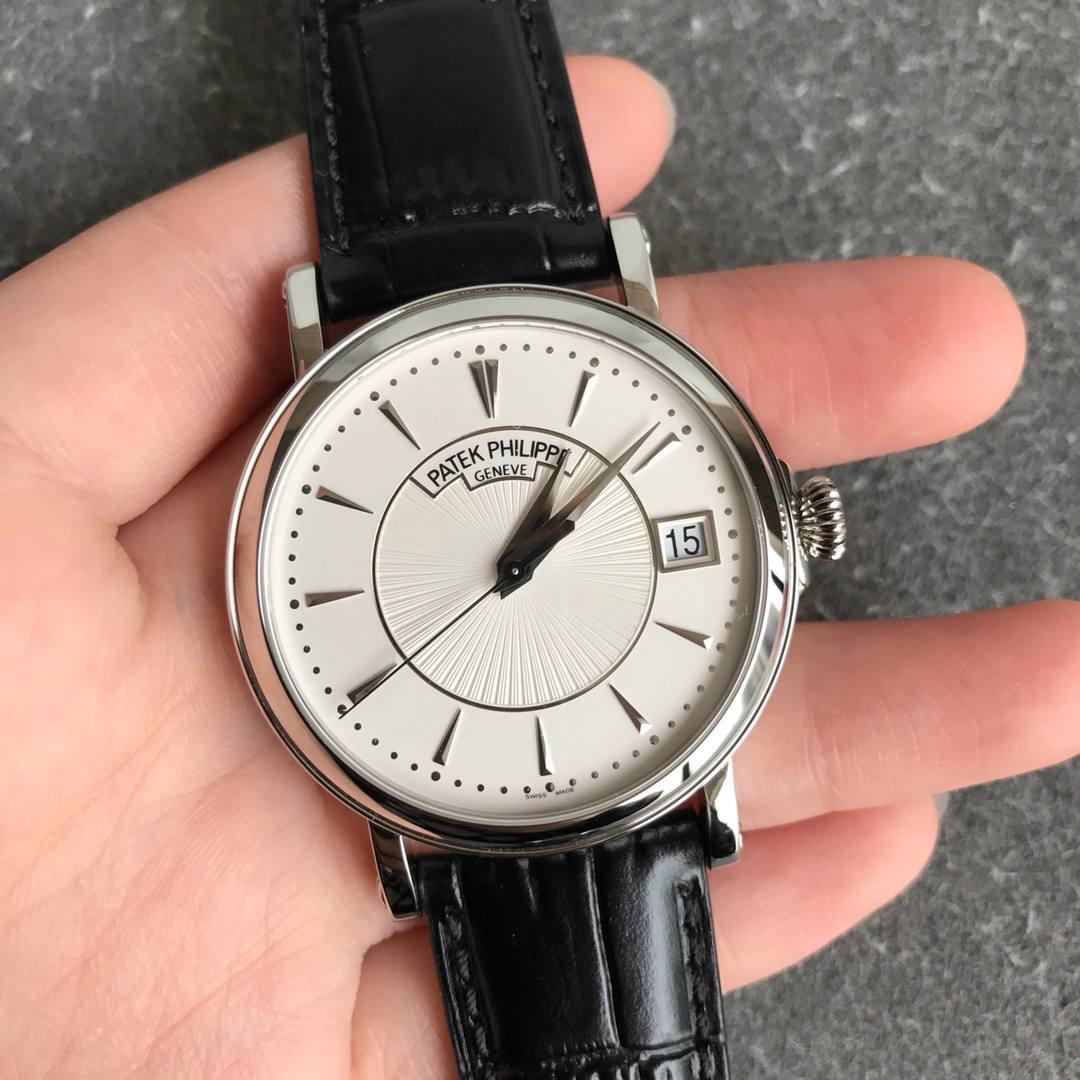 百达翡丽古典5153系列⚜️ 腕表尺寸38mmX10mm 1.表壳打磨：为了追求正品温润如玉的效果，ZF制表师精磨细造，慢工出细活。 2.防尘盖与壳体的衔接机制，有媲美带正品一样的清脆手感。 3.刻度和指针，采用最新的贵金属电镀工艺处理，效果更上一层楼。 4.“锅盖型”微凸蓝宝表镜，版型与正品一致，效果通透，辨时清晰。 5.贵金属钢印立体规范，清晰生动！ 【引领一体机时代】采用定制版Cal.324一体机——更薄，更稳，更像。最重要的是仿真度直线上升了。 【表带】经典意大利小牛皮表带，纹路清晰，质感好。搭配圈市面最顶级的百达翡丽灯笼表扣，通用原装无压力。