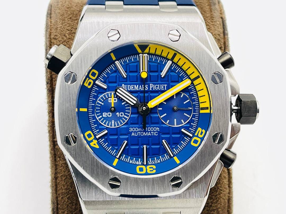 爱彼A P皇家橡树系列水果腕表！ 型号：26703 跑秒计时自动机械男表！搭载原版cal.3124机芯 直径：42MM！ 1⃣️表壳材质选用的904L精钢，经过CNC一次成型锻造了42MM的表径，表壳在经过拉丝工艺多次打磨抛光后做到了无懈可击，包括螺钉也一致还原！ 2⃣️表盘字面格纹错落有致，立体感很强。刻度线粗细程度以及长短均与正品保持一致。条钉时标内部填充超强夜光材料。两组小圆盘对称分布，就像两只小眼睛。盘面内有一圈一圈的放大环，细节处理很到位。 3⃣️橡胶表带表面的磨砂质感很强.采用无味不沾灰尘的进口橡胶，只为提高佩戴的舒适感！ 4⃣️前后玻璃都采用蓝宝石水晶镜面玻璃，镜面通透性也很强。这款腕表采用3124机芯，做到了外观和正品的极其相似，走时精准稳定！