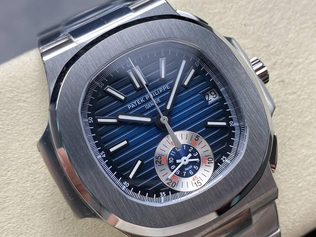 V2版真功能🌐真小秒！3K工厂 百达翡丽鹦鹉螺5980/1A-014多功能计时腕表V2版本，真小秒、真功能！【表壳】腕表尺寸40.5毫米，同正品一致的枕型表壳采用正面拉丝，侧面抛光的两种工艺组合，层次感分明，质感十足。尽显精湛工艺。【表带】采用原装表带一比一量身打造，每节表带的中央抛光部位，都能呈现钻石的形状，尽显高级质感。【机芯】3K厂采用定制版PP.CH28-520机芯，完美还原正品，时分秒，日期，和计时大秒功能。欢迎各位表友品鉴🌐