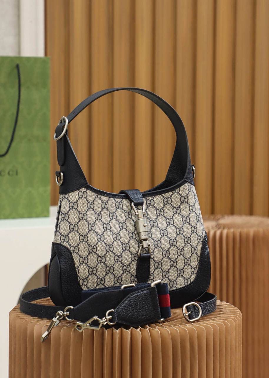 新配色𝐉𝐚𝐜𝐤𝐢𝐞 𝟏𝟗𝟔𝟏原厂皮#678843# YY# 🔹尺寸：28*19*4.5cm🔹 𝑱𝒂𝒄𝒌𝒊𝒆焕新推出全新海军蓝配色系列， 米灰色碰撞海军蓝的设计，颜值太炸了💥 那种复古，那种怀旧感却又不失时尚感， 就是属于越看越好看的真香系列，随意穿搭，都能碰撞出不同的高颜值风格，肩带可调节，单肩/斜挎/腋下，都非常有品味的气息，满满的高级感！