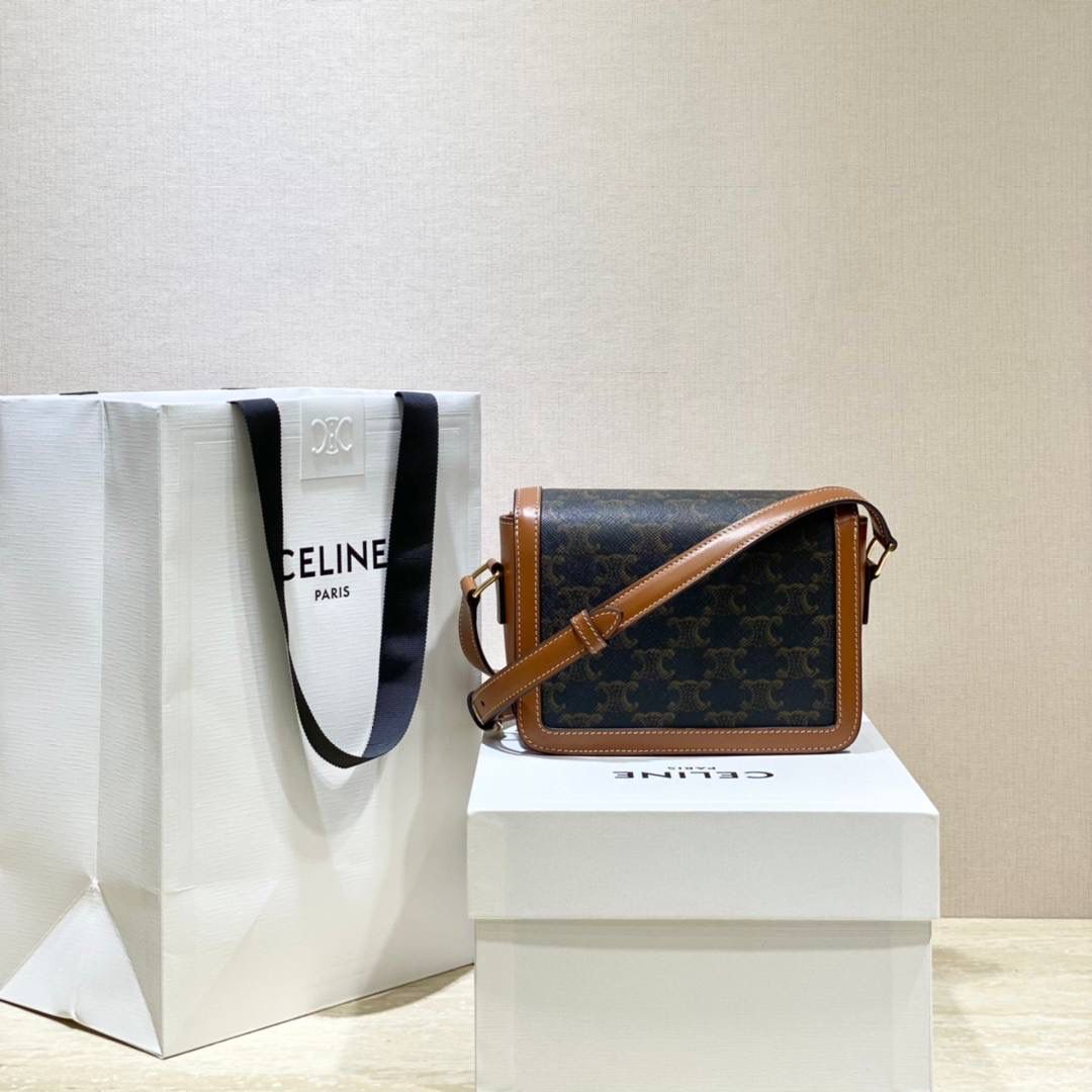 🔥大货实拍图 𝗖𝗘𝗟𝗜𝗡𝗘 ♥ 𝗧𝗥𝗜𝗢𝗠𝗣𝗛𝗘 𝗧𝗘𝗘𝗡 𝗕𝗢𝗫小号 在原来的锁扣上加了CELINE首字母凯旋门扣，完完整整的巴黎血液注入啊！将复古元素与品牌一向拿手的利落线条相结合，气质 高贵！ 型号：188882 小号尺寸：18.5*14*6cm