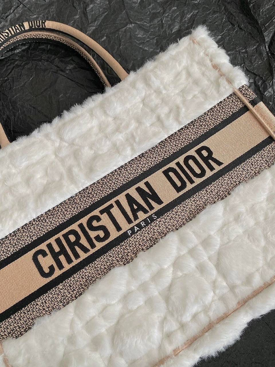 🈶白杏中号 𝗖𝗗 𝗕𝗼𝗼𝗸 𝗧𝗼𝘁𝗲 毛茸茸 最新冬季款简直不要太可爱呀🥹❤️❤️ 皮毛一体的切割工艺，真的绝美 软乎乎的手感，暖暖的绒毛太治愈了 自带温柔属性的贵气氛围感，还很显嫩 磕到我心巴上了，忍不住心动一万次 秋冬战包的第一只，必是它！冲鸭🤟🏻😎 36×27×16cm