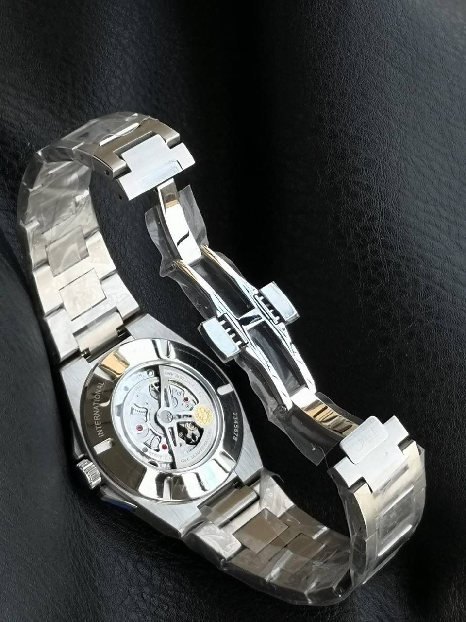 万国工程师系列万年历腕表，复刻界最复杂的腕表，所有功能同步原装，所有功能调节通过把头控制. 1⃣️【功能介绍】3点钟位置显示日历，9点钟位置显示星期，6点钟月份月相指针显示。 2⃣️【做工精细】外壳采用原版同样的三件套结构，中间拉丝，上下壳为抛光，镜面采用高成本的锅盖形蓝宝石，使其质感提升。