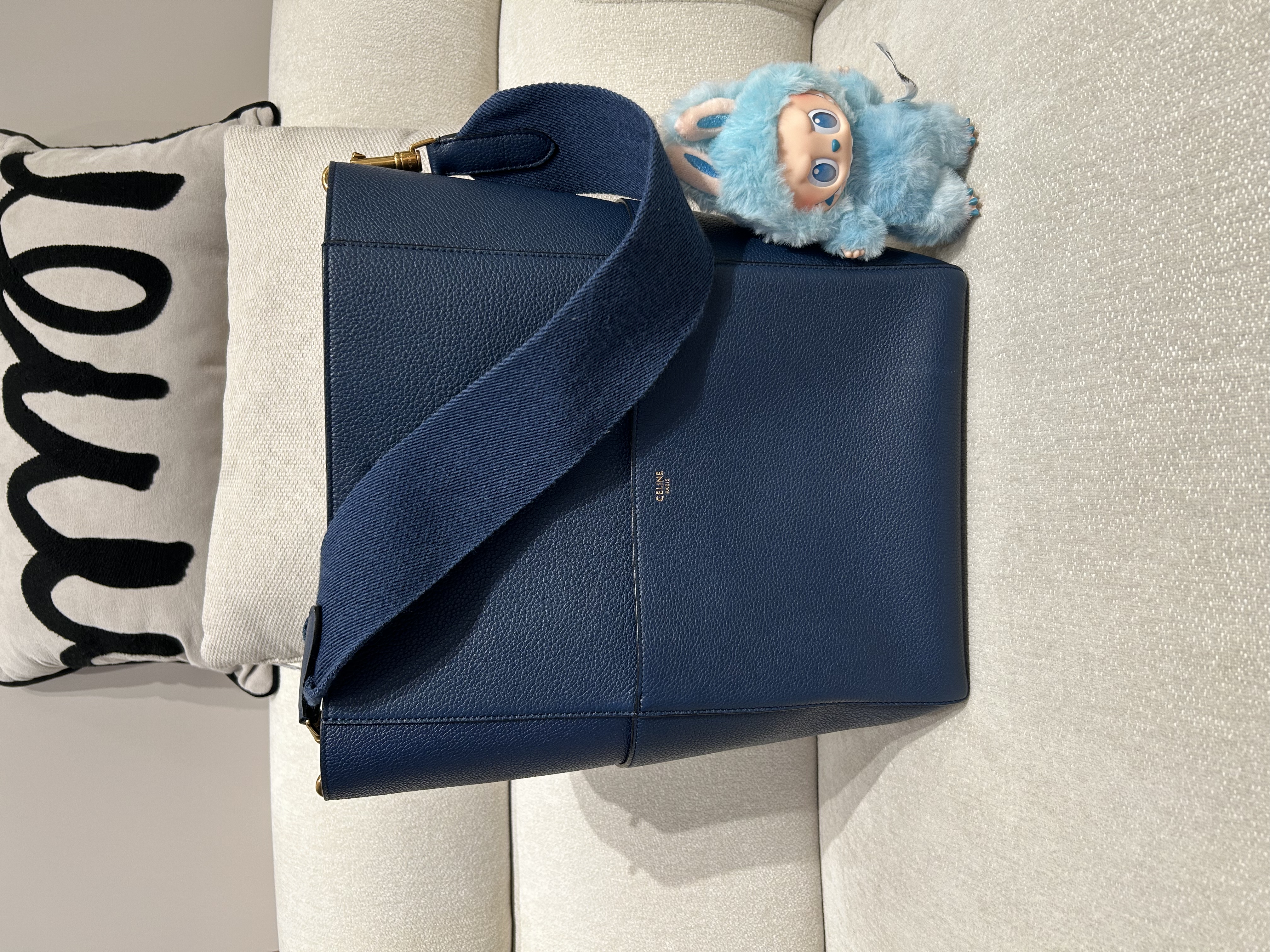 Celine sangle medium 牛皮shoulder bag 100%Authentic,98%new ✅dust bag