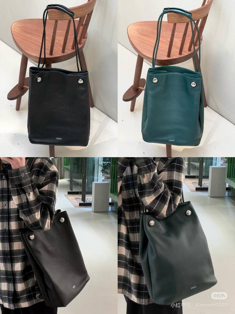 🎈（全钢）新款𝗣𝗲𝗯𝗯𝗹𝗲 𝗛𝗼𝗯𝗼大号 ——【常青色到货💕】 尺寸：𝟮𝟳.𝟱-𝟭𝟭.𝟱-𝟰𝟬𝗰𝗺 编码：652408 【该尺寸配防尘袋】 👉🏻采用进口纳帕小牛皮材质•包包手感超级舒服柔软•自重超轻。 👉🏻正面装饰两颗闪亮的𝗽𝗲𝗯𝗯𝗹𝗲配饰•精致可爱时髦•可调节肩带•腋下单肩斜跨皆🉑。 容量超大•内置拉链插袋•可放置各种证件等小物件•超级实用。