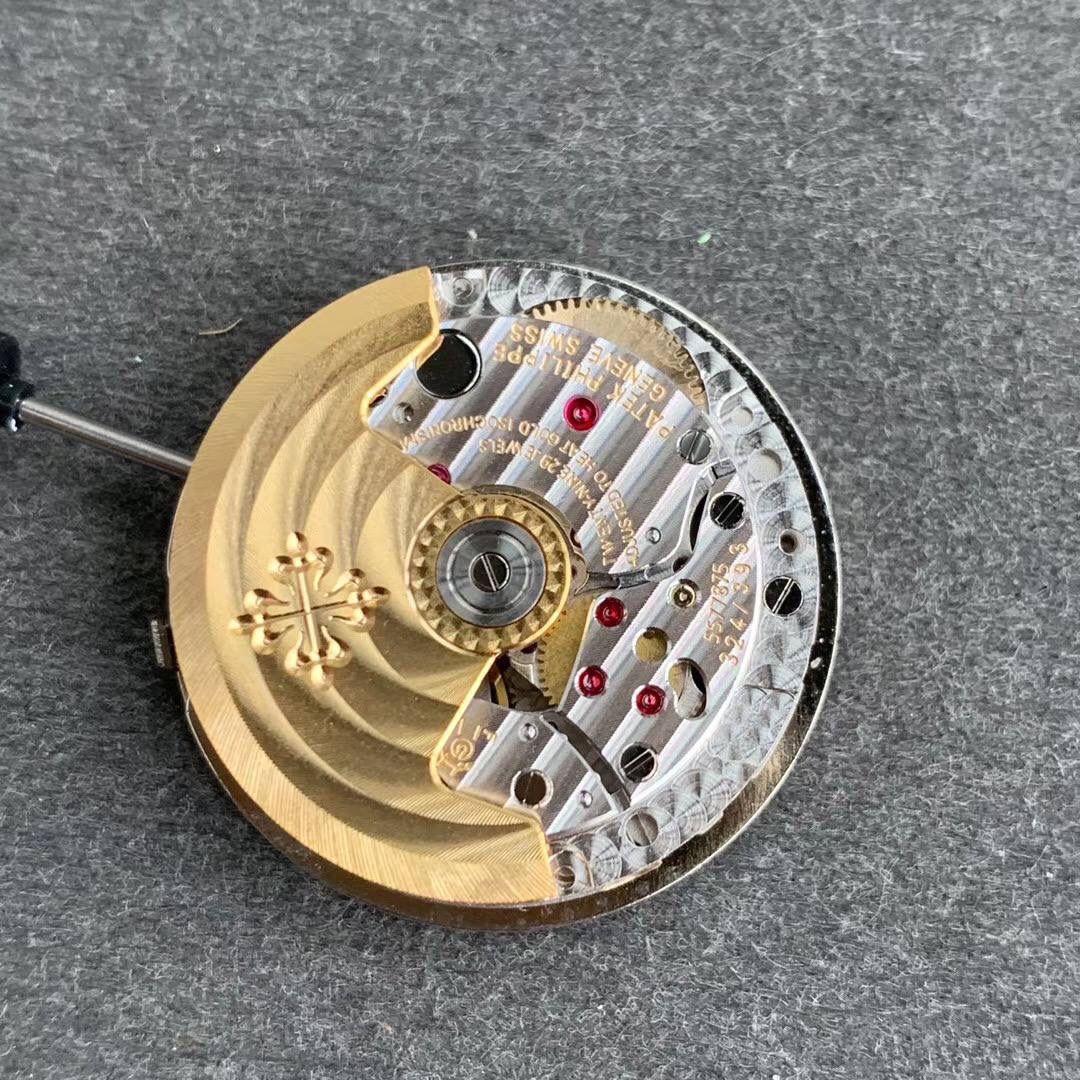 🔥全新PP百达..翡丽 复杂功能AQUANAUT旅行家＂手雷＂5164A系列＂V2＂超强升级版🔥 全新V2技术重点突破 1⃣️：升级最新机芯为PP. Cal.324 S C FUS 一体机，机芯摆轮位置实现与正品一致方向，现为市面最高版本。 2⃣️：新款字面巧克力颗粒感形状更立体 3⃣️：精益求精 V2版机芯主夹板字体更细致 升级为最新换代甲板鸽子血红宝石 实现最接近正品的工艺。