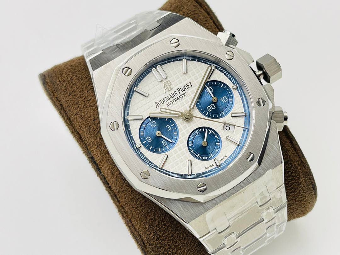 AP爱.彼皇家橡树系列26331OR多功能计时机械腕表41MM！ 1⃣️【机芯】7750改原装机芯 6字位小秒 功能与原装一致！ 2⃣️【表镜】表镜选用进口蓝宝石玻璃镜面！ 3⃣️【表壳】采用进口316精钢表壳，表壳通过拉丝和部分抛光打磨处理之后，忽明忽暗展现出精致而硬气的独特气质！ 4⃣️【头粒】头粒设计与专柜一致可以微调 佩戴更佳贴手舒适 经过多道工序的打磨和磨砂处理，终把AP特有的八角型表圈表达出棱角分明的线条！ 5⃣️【表盘】超强夜光显示，可以在任何环境下读取时间！