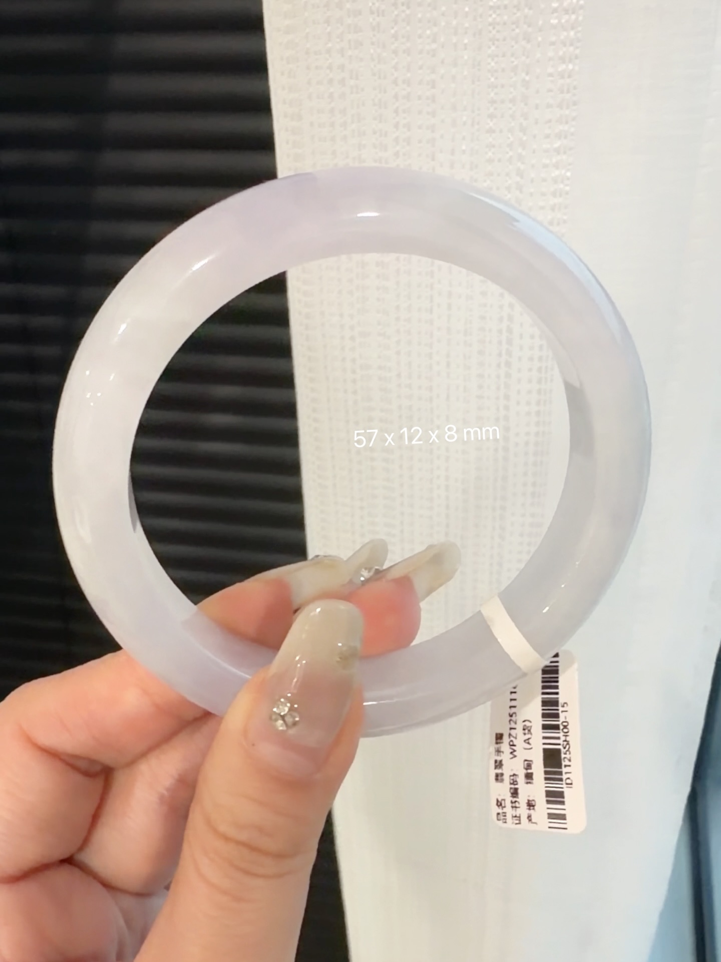 ✨ 马来西亚现货 · 手镯现货发售 ✨💜57圈口的冰紫翡，水头足冰润通透的淡淡紫调，特别显气质。自然光下有种朦胧的通透感，温柔又很显白。💰Rm2280.00💎 手镯尺寸 • 圈口：57 mm • 宽度：12 mm • 厚度： 8 mm 📄 附证书 每只手镯均附专业鉴定证书，安心选购 ✔️ 🕊 鉴赏期 支持鉴赏期，购买更放心 🌍 全球配送 马来西亚现货，支持全球邮寄 ✈️ 📩 欢迎私讯咨询 / DM 查看细节与实#马来西亚翡翠 #怡保 #吉隆坡 #新山 #新加坡