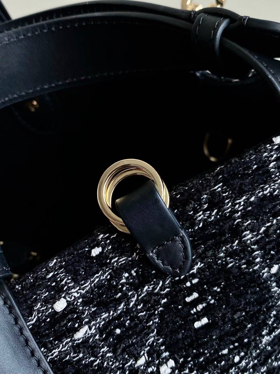 🈶粗花呢小号 𝗗𝗜𝗢𝗥 𝗧𝗼𝘂𝗷𝗼𝘂𝗿𝘀手袋，新材质 工序繁琐多股线绣黑白粗花呢藤格纹理 带着十分的诚意开发的这系列 那种低调高贵气质就很抓人，喜欢死了 我个人觉得比小香的花呢更年轻化 比想象中多了酷飒感且慵懒调调 解开卡扣从方包变成托特大包，真绝了 内置还配有小皮袋，可拆卸单独使用 重点手腕处是能调节长度，可腋下可手拎 请焊在我手上！带你大杀四方的一只 23×15×15cm，#m1292m