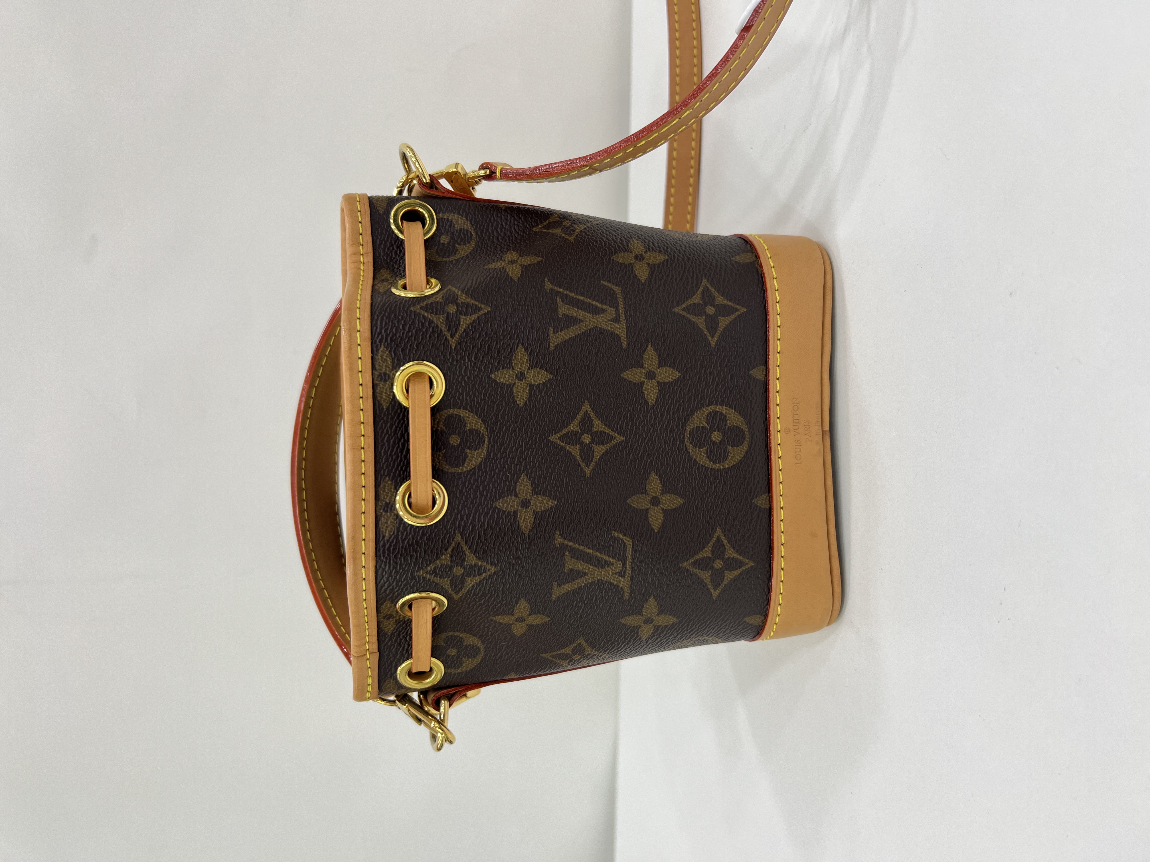 直播貨品 |  [1個-$100 2個-$300］E22