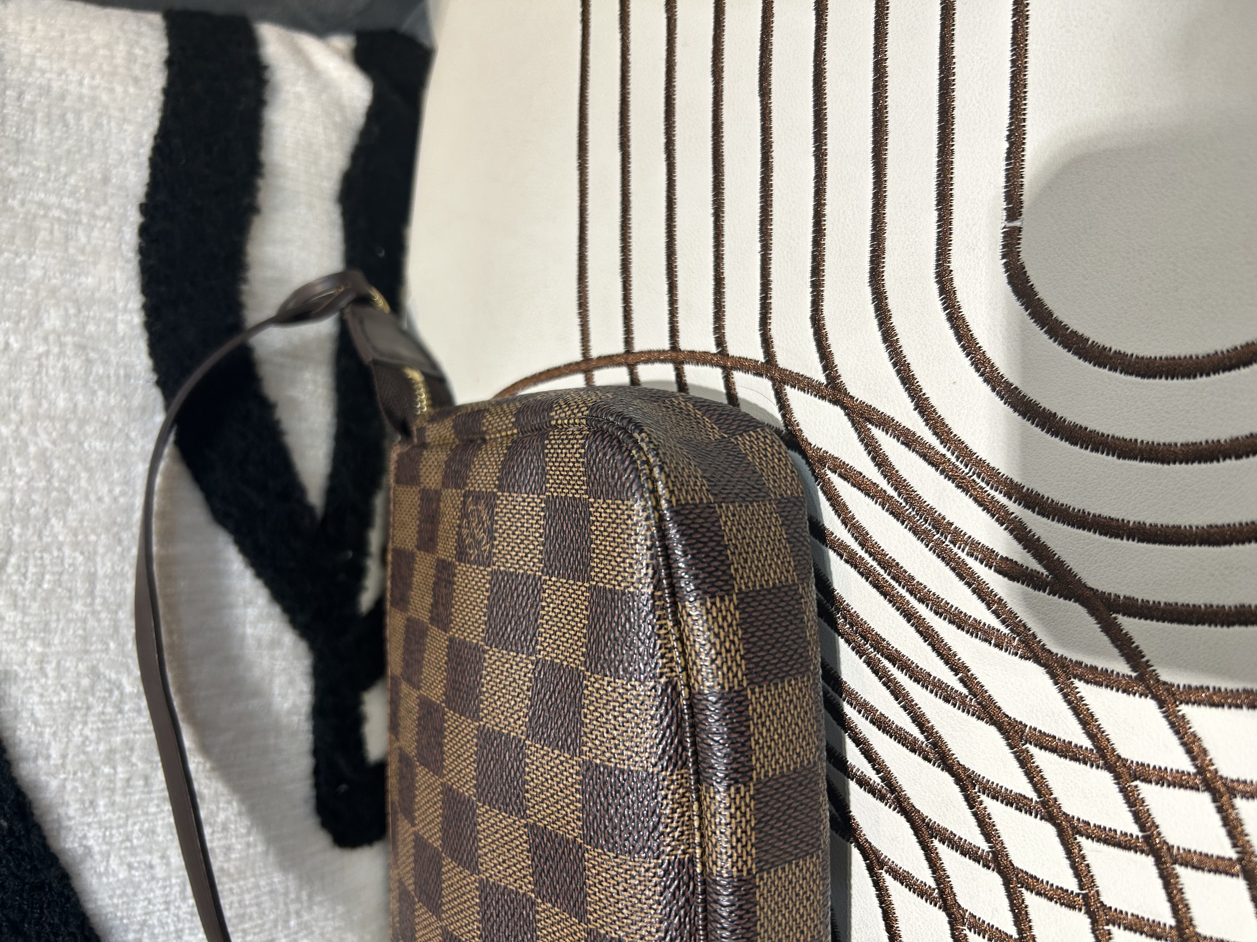LV Pochette Damier Hobo Bag 100%Authentic, 98%New