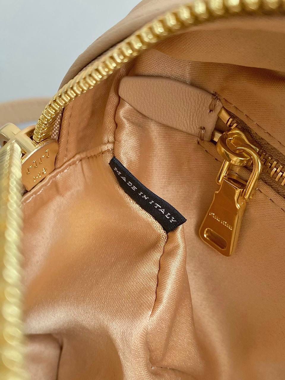 🈶沙黄色小号 𝗠𝗶𝘂𝗠𝗶𝘂褶皱保龄球 火爆全网都不用多说，人手一只的程度 我们用的是进口小羊皮！非国产皮料 肉眼可见的细腻，软软糯糯触感非常好！他家经典独特的褶皱工艺，是要有一定厚度 底料太薄了都做不出它的饱满和弹性 更不是市场通货干瘪瘪的褶皱，实在太假 我们新合作的老师傅在这细节上扣的很认真 一缕一折都有zp的神韵，且做到对版！！ 追求高品质的来🔥⚡️ 小号：22×10.5×7.5cm，#F0011m 大号：27x12x9cm