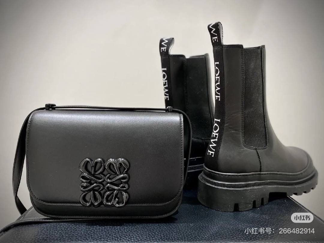 🎈单色釉𝘎𝘰𝘺𝘢*缎面皮 —【黑色到货✅】 尺寸：𝟏𝟗-𝟔-𝟏𝟑.𝟓𝐜𝐦 编码：262123 【配全套礼盒】 ✅汲取古代单色釉瓷器色彩灵感，全新打造𝘓𝘰𝘸𝘦*单色釉系列。该款采用缎面丝绸牛皮搭配内里纳帕羊皮，手感丝滑细腻。正面立体膨胀𝘈𝘯𝘨𝘳𝘢𝘮 𝘓𝘰𝘨𝘰设计搭配陶瓷小兔子挂饰，堪称时尚界的艺术品。 ✅磁扣开合，内部3个隔层设计，以及按扣和背面小侧袋，收纳方便➕安全感满分，能装，好搭。