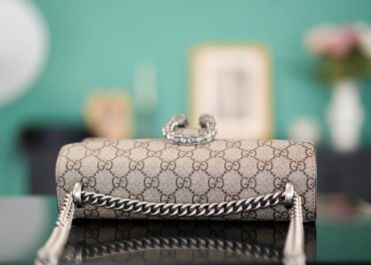 🥯GG。 Dionysus系列经典酒神 钻扣红色25cm 正品售价¥24.000 新尺寸设计一出来让人拍手叫绝 GG的设计师真的太懂女人了 从前纠结大号太大小号太小的姐妹，这会可以冲了 最新的酒神钻扣新款虎头镶嵌上了施华洛世奇水晶钻，整个包洋气时尚特别气质 而且改良后的包身自重很轻，尺寸大小很完美 官方款号 499623 尺寸：25x13x7cm