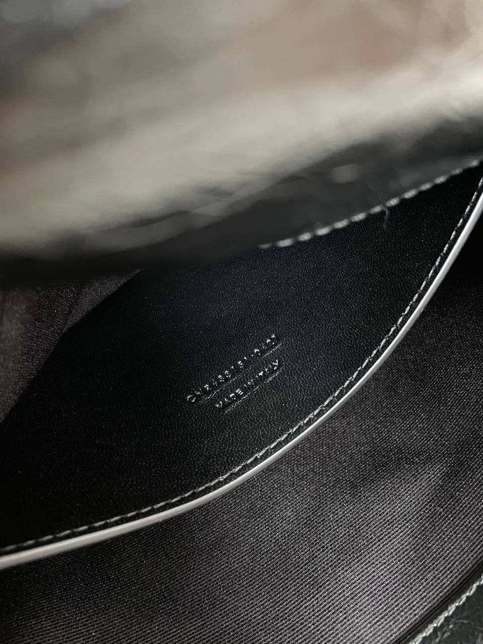 镇店之宝🔥 ys1 niki 油蜡皮黑色：银链小号🛞 作为他们家的must have之一 我们找到了专门做了10余年ys1的老师傅来做 按他的话说，闭着眼睛都能做出来 原厂皮，全钢五金，半金半银的烫金logo 这个包真的做得非常非常好！ 我们也和zp一样同步更新了两个"D扣"小耳朵 听我一句，niki种草了就一定要买 几乎每个买了niki的姐妹都会后悔买晚了！ 早买早享受咯～ 小号：22×16×7.5cm633160m 中号：28x20x8.5cm633158m