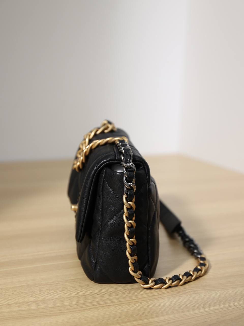 chanel 19 bag 经典黑色👜❤️‍🩹 独家渠道货 方框 原厂正品皮 小羊皮系列 以诞生年份2019命名的小香19手袋 每针每线都是符合正品工艺 尺寸：16 x 26 x 9cm