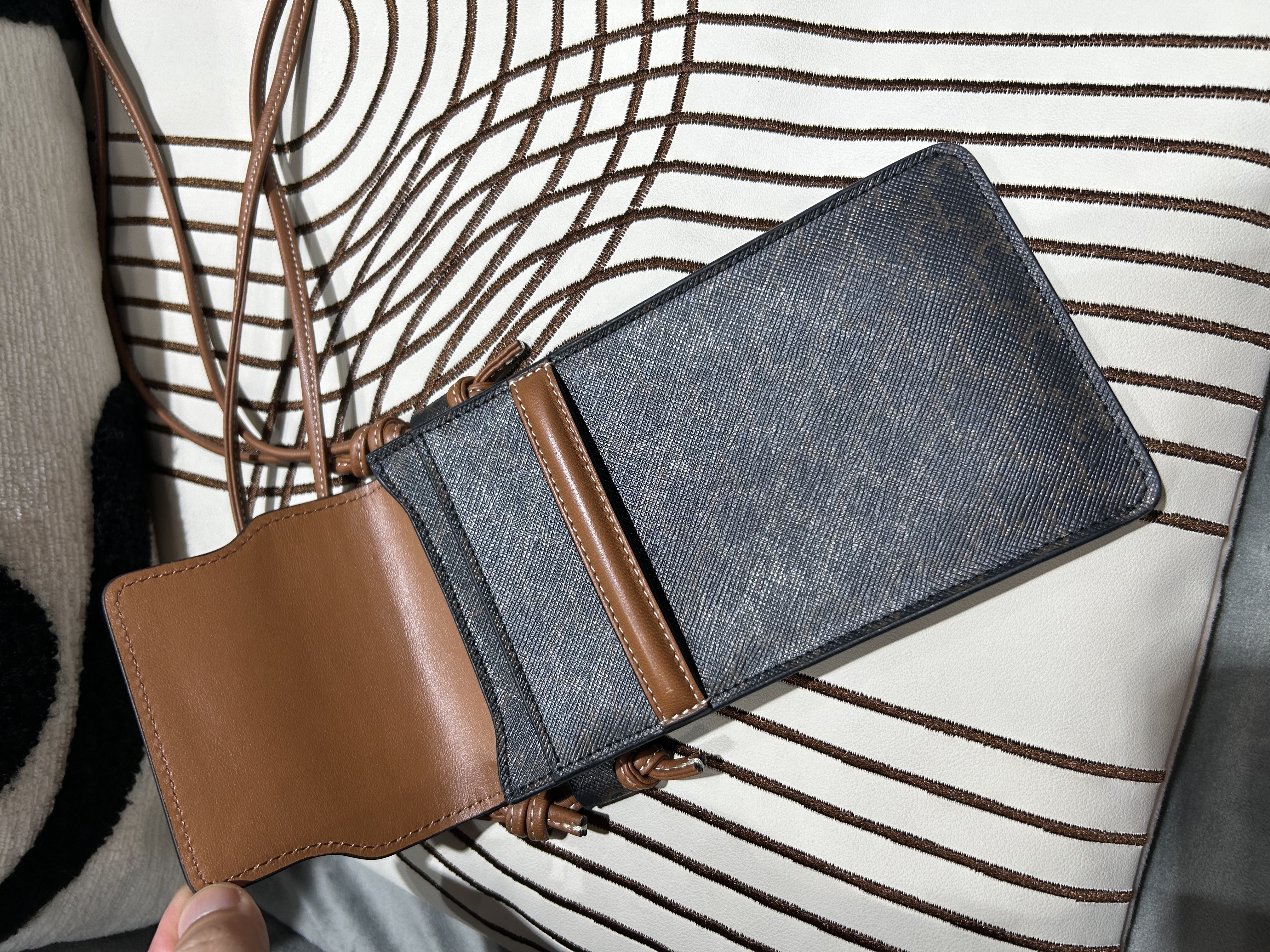 Celine triomphe Phone Crossbody Bag 100%Authentic, 95%new 
