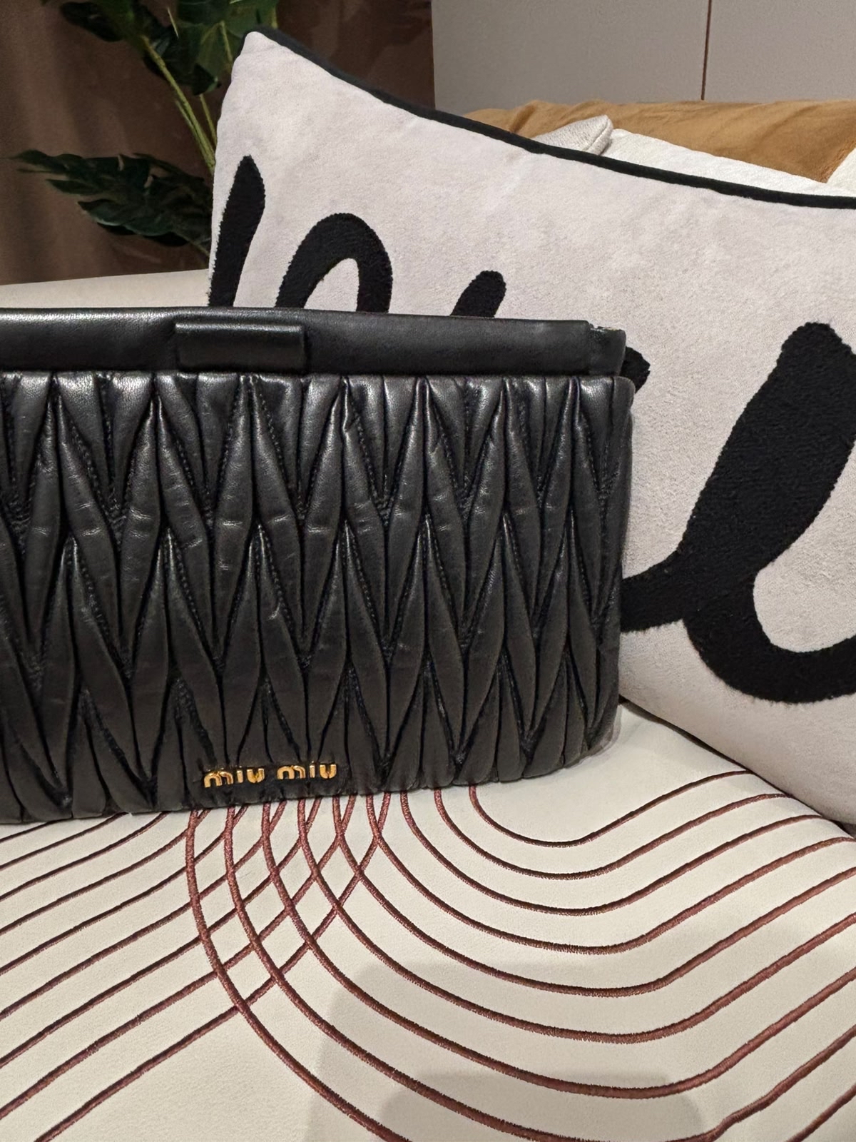 Miu Miu clutch bag 黑色金扣 100%Authentic ,95%new