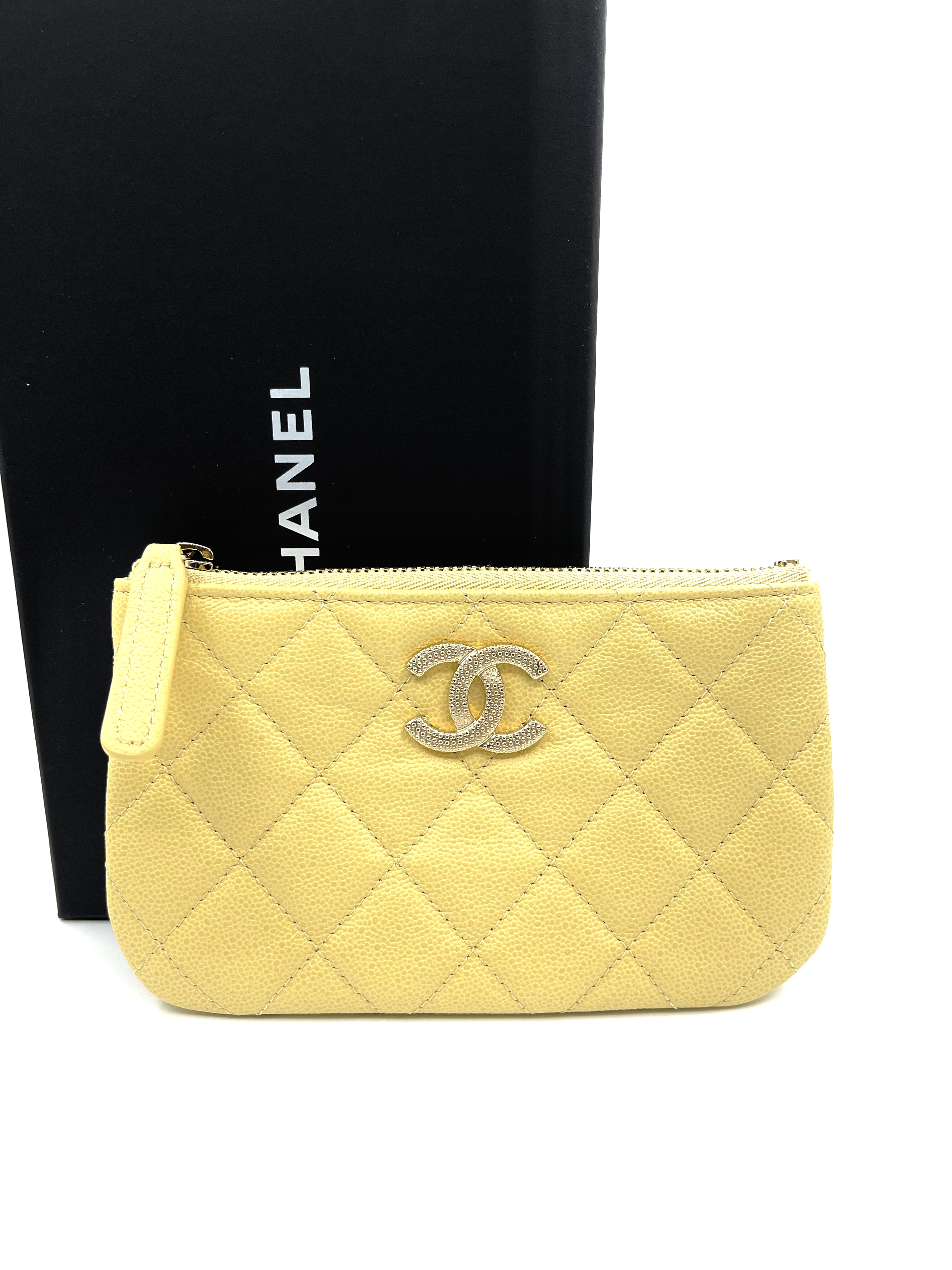 Pre-Owned CHANEL 22B Seasonal Small Pouch / Yellow / Product Code: 2472903