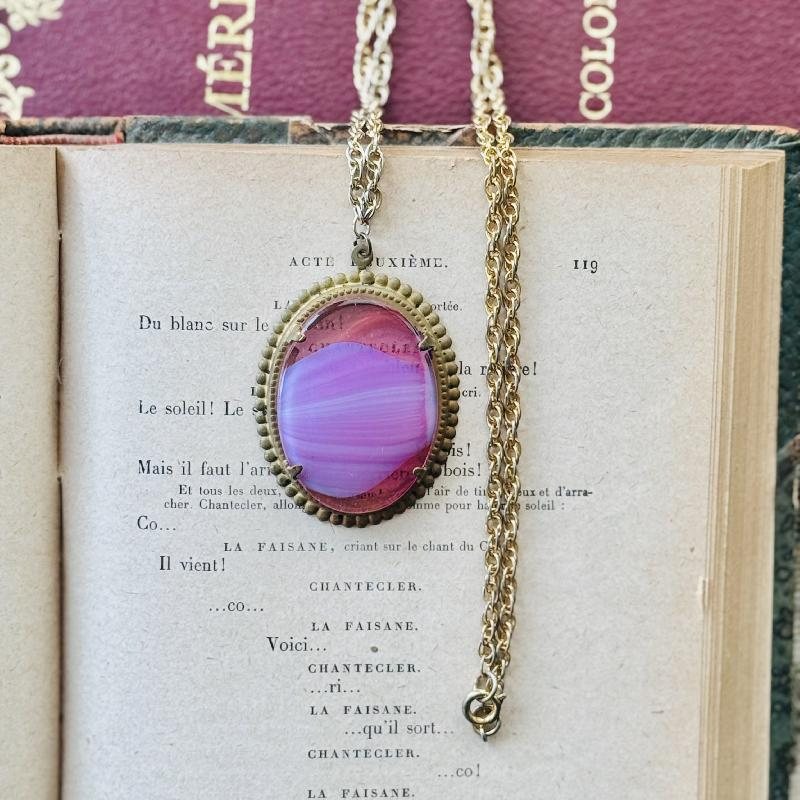Vintage C.a. 1960-70s British Mineral Style Striped Pattern Pink Glass Pendant Necklace - New Old Stock (MT2018-10)