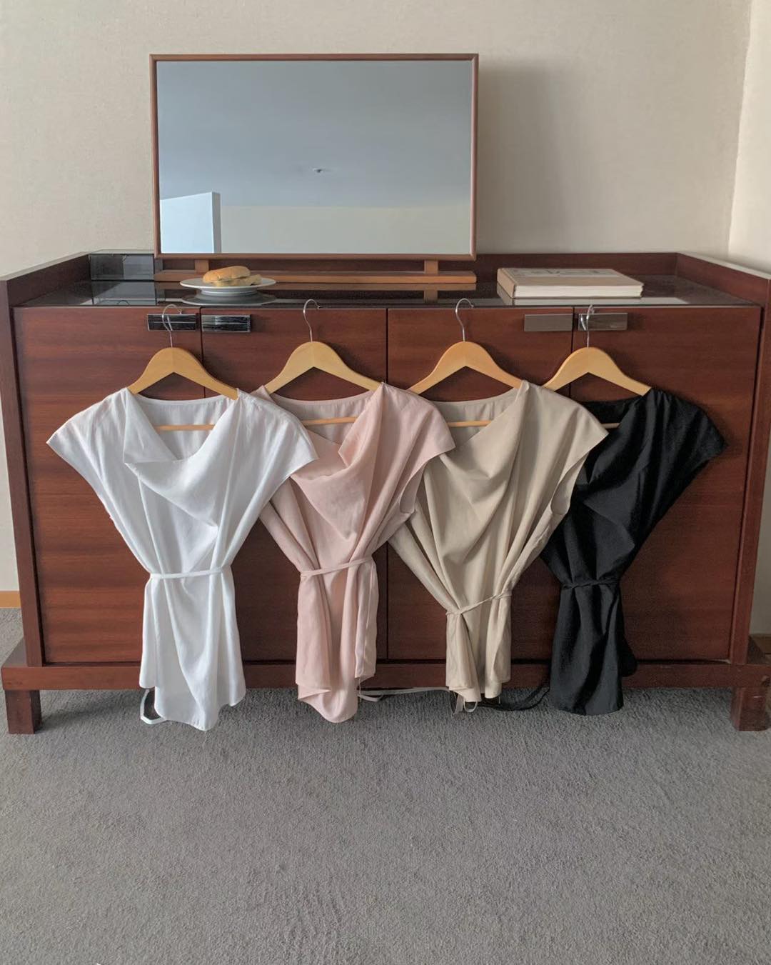 蕩領微皺色丁束帶上衣