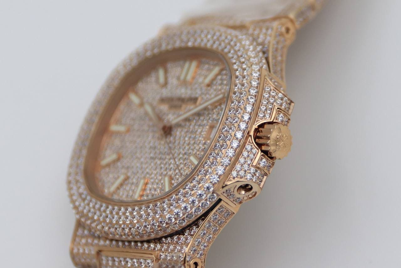 百达翡丽鹦鹉螺满天星V3版。少量到货！！！独家还原正品后镶钻。 全新修正V2版不足的四大细节： 1.表盘上12个条形刻度，根据原装5711字钉开模，效果保持了跟原装一致的黑油条形夜光刻度。 2.全新定制原版324机芯，V3版本机芯摆轮位置与原装一致，CNC数控技术打造机芯夹板，深度洗花和刻字，效果保持了原装应有的细节，机芯结构还原度极高。 3.表带升级还原正品后镶钻侧面表带镶石工艺：挑战难度极高百达翡丽鹦鹉螺侧边镶钻表带R8制表师历练数年多次，尝试过无数种加工工艺，即使再难也有破釜沉舟的心态，如今终于大功告成，还原正品后镶钻效果，是目前唯一可以做到表带侧边镶钻工艺。 4.指针升级：秒针中心点升级为针轴秒针。 （让你体验最奢华百达翡丽鹦鹉螺）