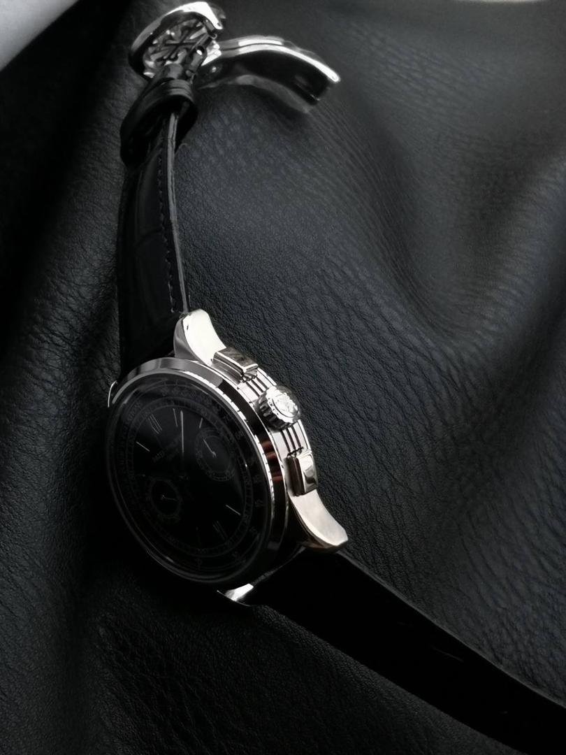 百达翡丽复杂功能时计5170G多功能腕表，堪称腕表精品当中的精品！😍✨🔥 腕表直径为42毫米，作为一款男士腕表，它的表盘大小适中。为我们奉上对称的美感，整个表盘的布局大方得体，包括了如此之多的功能的同时，又不会让人觉得繁杂。 机芯采用了7750机芯完美还原正品诸多功能，提供了强大的时间衡量功能。意大利牛皮表带，专属的灯笼扣，任何季节，任何场所，任何职业人均适合佩戴，让手腕佩戴得更舒适，让气质绽放。此款腕表具有30米防水功能，满足大众日常生活，休闲度假必备腕表。 百达翡丽5170G可以说是腕表中的精品，功能方面的巧妙构思，外观上的合理布局，以及优越的机芯性能，无一不体现出百达翡丽的独特设计，一件经典的艺术品，一件完美的收藏品。