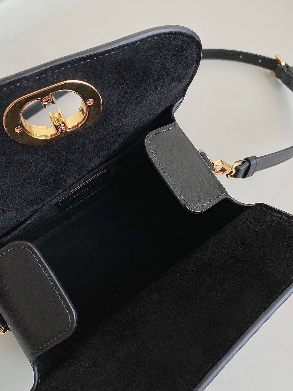 🈶全皮黑，小号 𝗗𝗜𝗢𝗥 23秋冬𝗕𝗼𝘀𝘁𝗼𝗻 手袋 复古波士顿回潮，高级怀旧格调 将摩登和优雅刻进骨子里了 不论包里塞满东西或空着、半满 廓形都依然硬挺，不拘泥干脆利落 双重翻盖CD开合，可手拎可斜挎 在当下追赶不完的时髦潮流 我更偏爱这只小可爱，秋冬绝搭 20×12.5×16.2cm，7503m