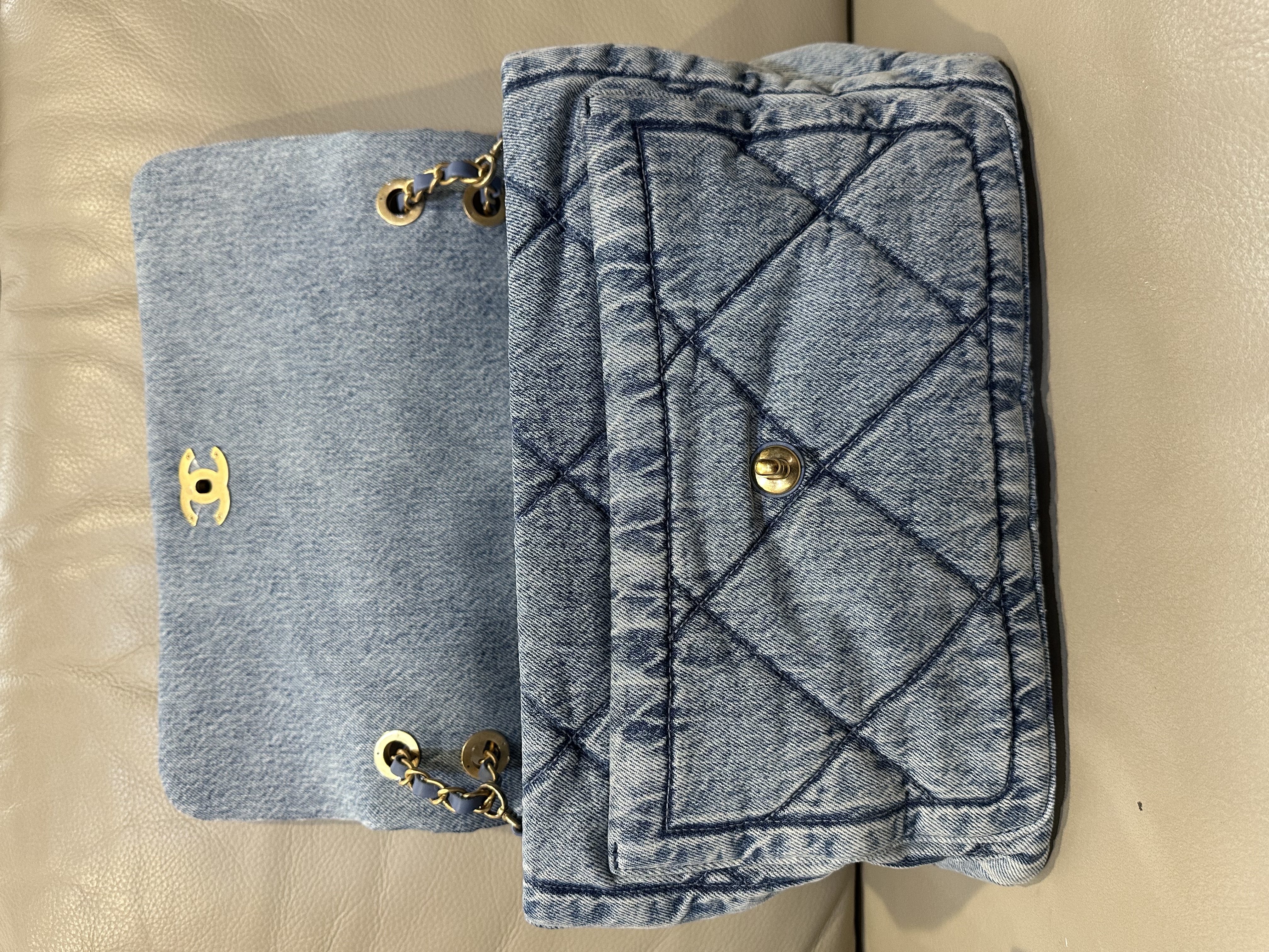 Pre-Owned  Chanel Light Blue Denim Hobo Bag / Product Code: 26040519