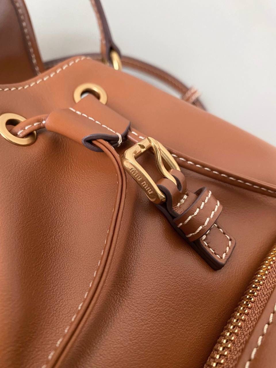 🈶干邑色小号 𝐌𝐢𝐮𝐌𝐢𝐮 双肩包·牛皮 万众期待的全皮款双肩包！ 它终于出来了，天天被催爆🤪 只有真的好看好背才能一直被惦记 全皮很有质感，手感超级软乎 自重很轻！容量也足够日常 再挂上可可爱爱的挂件呼呼～ 太好看了！！可以闭眼入 小号：18×22×11.5cm #F0060m 大号：25x29x12.5cm