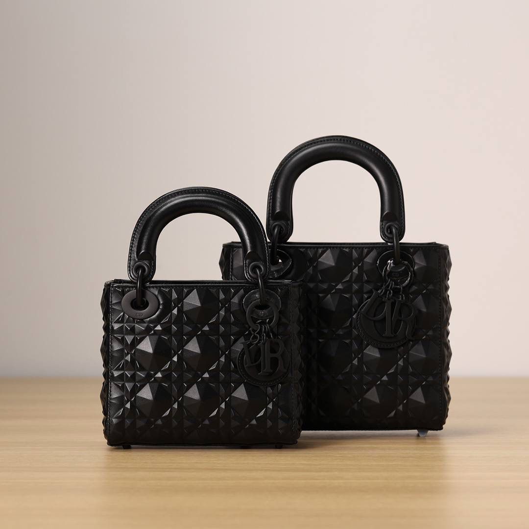 三格、四格独家渠道 钻石纹切割面戴妃包👜✨ 三格尺寸：17 x 15 x 7 厘米 四格尺寸：尺寸：20 x 17 x 8 厘米