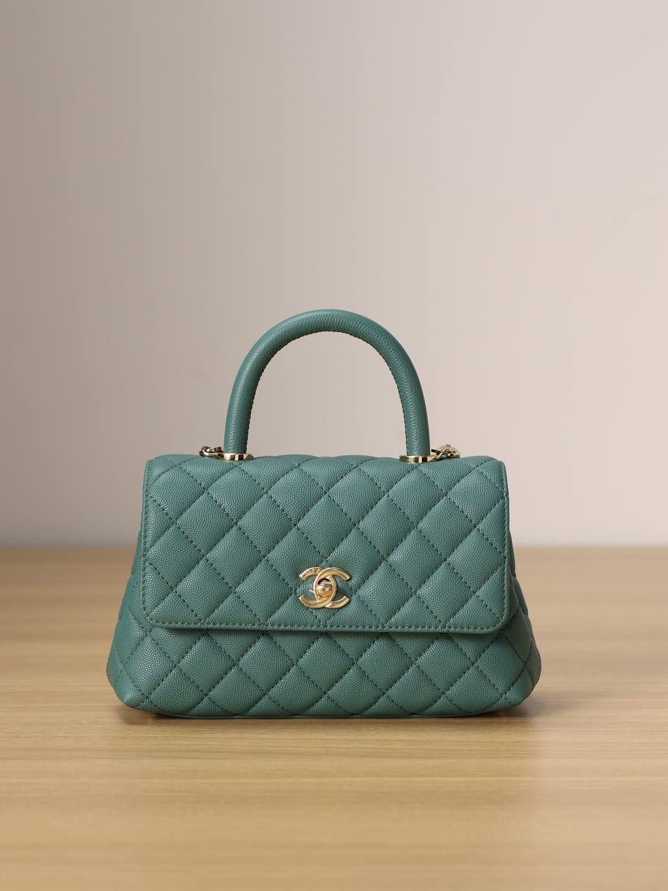 新coco handle小号绿色荔枝纹💞👜 和CF一个渠道的尾单货，拿过的都不用多介绍啦！新款驾到！独家渠道货！ 尺寸:14 X 24 X 10cm