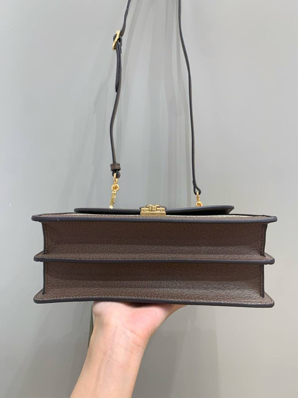 新背景实拍正品级 。久等了，我感觉等了一个世纪那么长，适合细品的手提，杨幂电视剧同款，给秦律的私服美到了心巴，更是秒种草了这款手提包，职场金英必备款吧！🤩🤩 真的是复古时髦并存，复古风真的很强！ 喜欢的姐妹赶紧冲！！ 型号651055 尺寸25/17.5/7cm