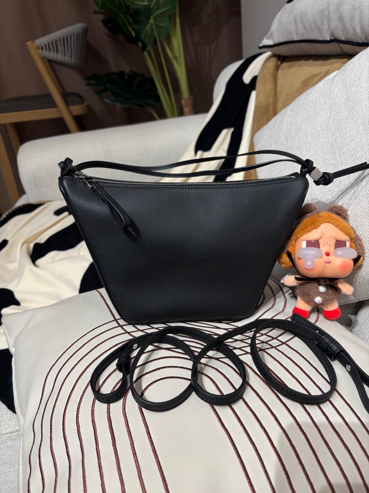 全新未使用品 Loewe Mini Hammock hobo in classic calfskin 黑色牛皮 100%Authentic, 全新未使用品 Unused ✅Booklet ✅Dust bag