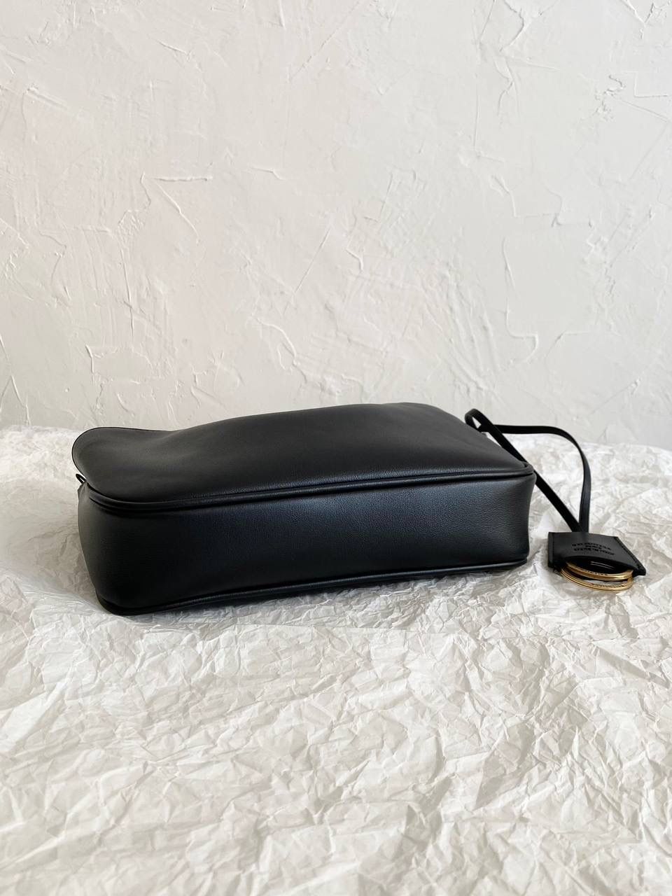 爆款🔥 ba1enciaga rodeo腋下包 rodeo的延伸款好好看呀 简简单单又不失个性 有种叛逆中自带优雅的feel 包身的扣子扣上就比较大气 不扣就更随性松弛自由 其实这种设计才是最经久不衰的 非常适合我这种长期主义者 我是要自留的，推荐给你们🖤🖤 22×12.7×11.9cm814111m