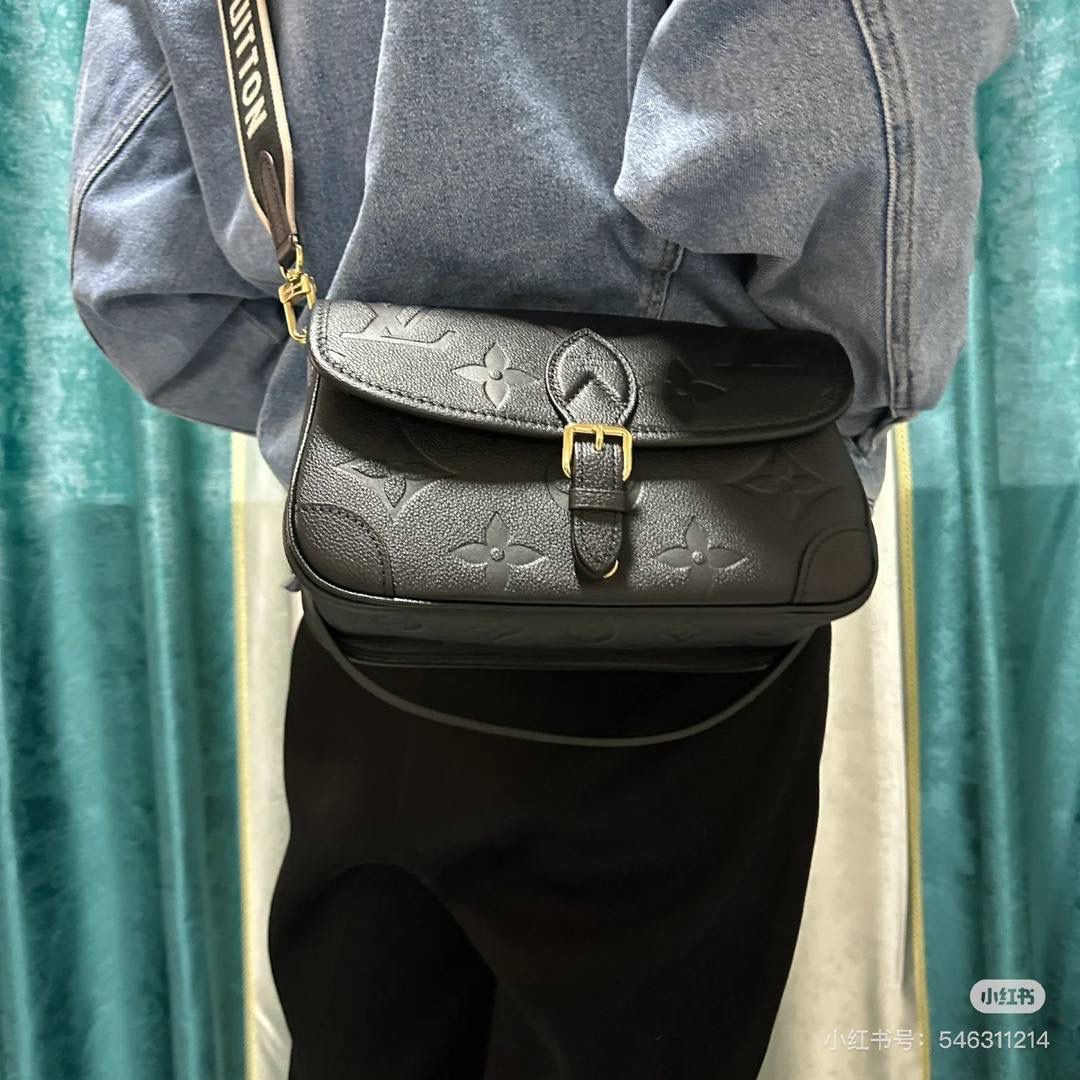 Diane 法棍全皮👜✨ 可以说是去年的一大王炸 是驴子家一年都在吸金的爆款！ 今年再次开发全新的压纹牛皮系列！😍💯 想必想再续辉煌哈~ 全新的设计将品牌标识织入可拆卸宽幅提花肩带，在可拆卸皮革肩背带之外再添斜挎选择，灵活契合优雅格调且试用性超强！短肩带即可腋下，又可满足手提！可谓是，功能性强大！ 尺寸 25×9×15cm