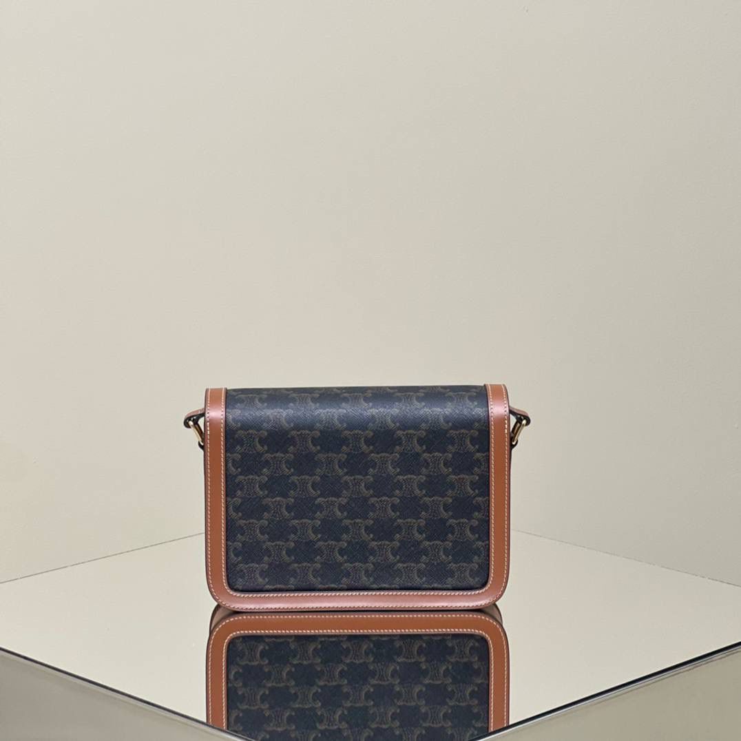 🔥大货实拍图 𝗖𝗘𝗟𝗜𝗡𝗘 ♥ 𝗧𝗥𝗜𝗢𝗠𝗣𝗛𝗘 𝗕𝗢𝗫 型号：191242 中号尺寸：22.5*16*7cm 小号尺寸：18.5*14*6cm 𝑪𝒆𝒍𝒊𝒏𝒆老花凯旋门，老花配纯色包边的设计，散发着法式优雅的气息，简直是复古到心坎儿😍