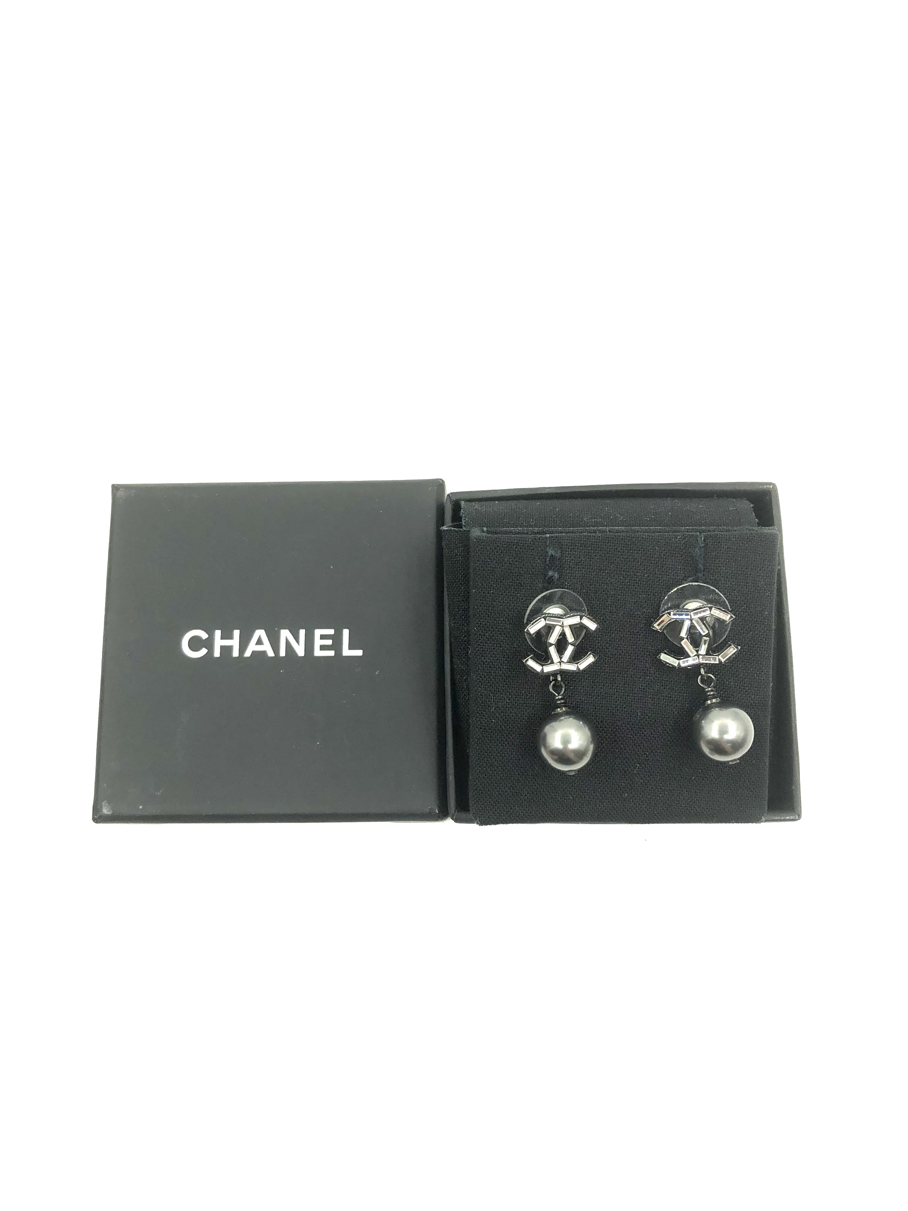 Pre-owner Chanel drop earring pearl